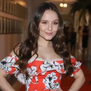 Larissa Manoela apostou em look floral com babados para assistir um beauty talk com outras embaixadoras famosas, como Claudia Raia, Taís Araujo, Fernanda Gentil e Fátima Bernardes