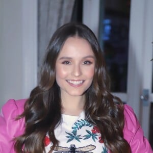 Larissa Manoela apostou no conjunto pink para fazer show no evento