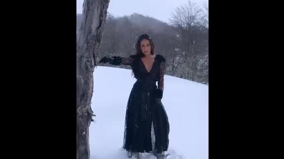 Sabrina Sato estrela ensaio de moda na neve. Veja looks!