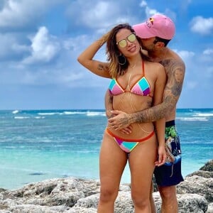 Anitta e Pedro Scooby trocaram declarações de amor nas redes sociais