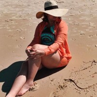 Marília Mendonça posa de maiô na praia e mãe de Murilo Huff elogia: 'Gracinha'