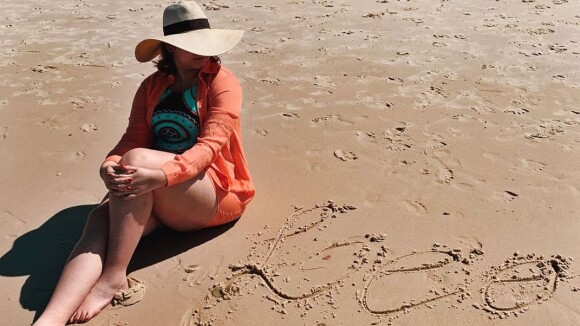 Marília Mendonça posa de maiô na praia e mãe de Murilo Huff elogia: 'Gracinha'