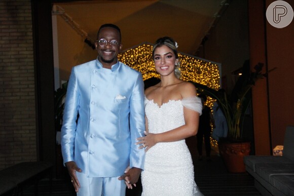 Noiva de Mumuzinho, Thainá Fernandes usou um vestido luxuoso, tingido com chá de camomila e 10 mil cristais e mini pérolas
