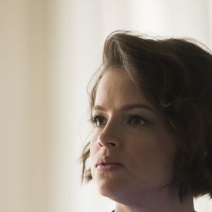 Nos próximos capítulos da novela 'A Dona do Pedaço', Josiane (Agatha Moreira) aponta arma para Fabiana (Nathalia Dill): 'Não posso mais dar dinheiro pra você, ou ficarei sem nenhum. Reze. E diga adeus'