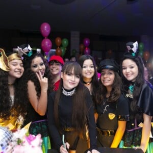 Sophia Valverde posa com amigas em festa de 14 anos