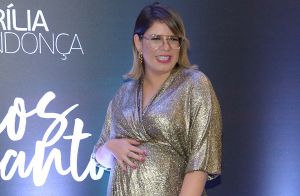 Mamãe estilosa! Marilia Mendonça alia look glow a tênis de oncinha e lança série