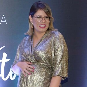 Marília Mendonça alia look glow a tênis em estampa animal print ao lançar série