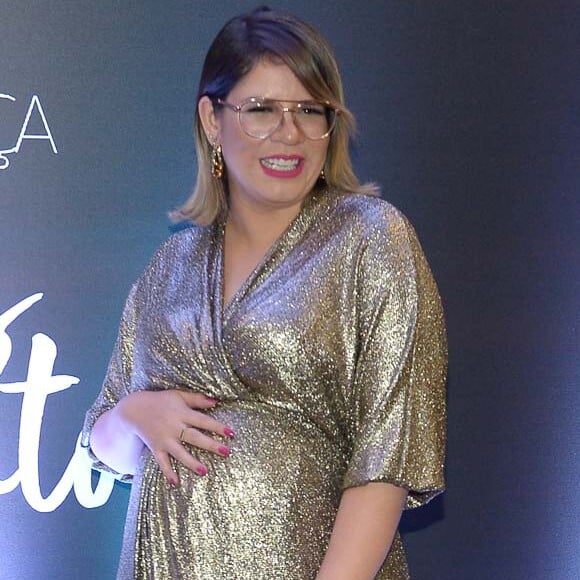 Marília Mendonça alia look glow a tênis em estampa animal print ao lançar série