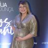 Grávida, Marília Mendonça combina vestido de glitter e tênis de oncinha e esbanja estilo