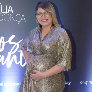 Grávida, Marília Mendonça combina vestido de glitter e tênis de oncinha e esbanja estilo