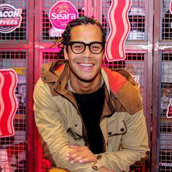 Micael Borges exibe novo visual em evento da marca Seara