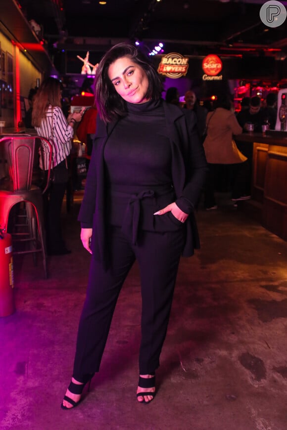 Cleo investe em look total black para evento da marca Seara