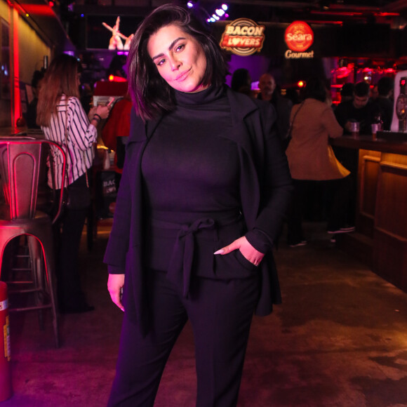 Cleo investe em look total black para evento da marca Seara