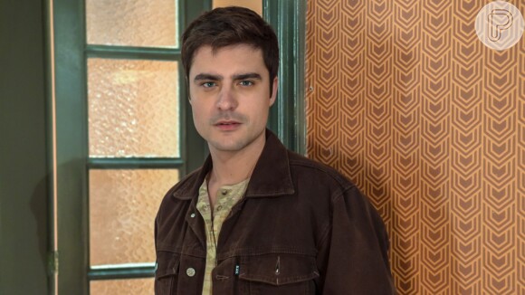 Leandro (Guilherme Leicam) assume para Chiclete (Sergio Guizé) que é gay na novela 'A Dona do Pedaço'