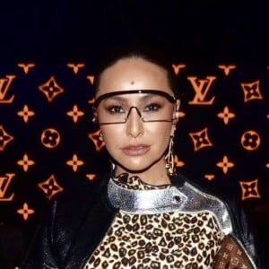 Sabrina Sato escolheu um vestido animal print e jaqueta bomber de couro da Louis Vuitton