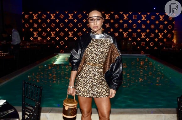 Sabrina Sato escolheu um vestido animal print e jaqueta bomber de couro da Louis Vuitton