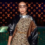 LV lover! Sabrina Sato combina animal print e monogramas em look moderno. Fotos