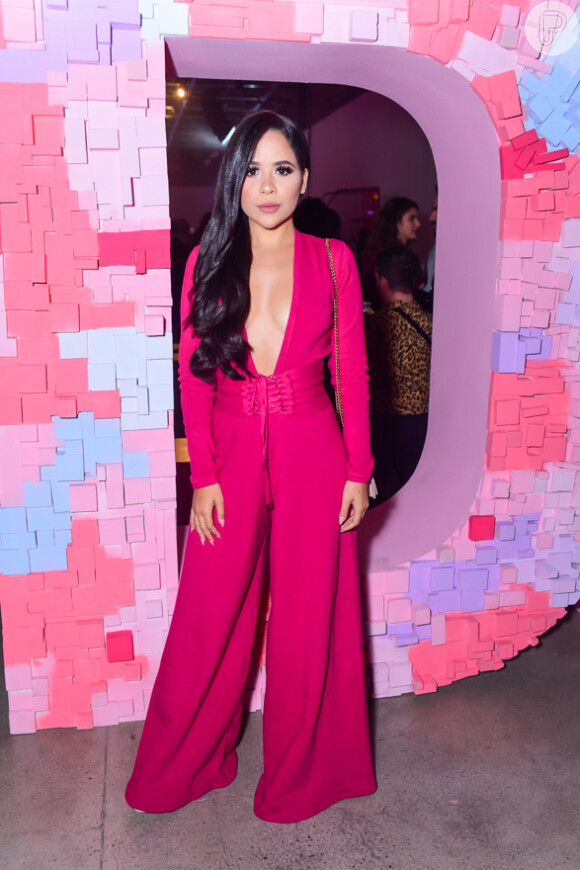 Rosa é uma das cores queridinhas desta temporada e marcou presença no look de fashionistas como a blogueira Laura Brito em evento de beleza