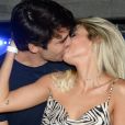 Kaká e Carol Dias são embalados por sertanejo e trocam beijos em show