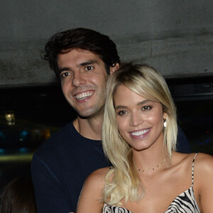 Carol Dias se derrete pelo noivo, Kaká, em show: 'Tenho um amor pé de valsa. Quero mais o que? Te amo, meu peão'