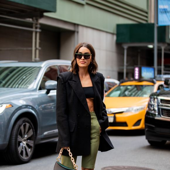 Camila Coelho apostou na bermuda de alfaiataria com blazer aberto e cropped para a NYFW