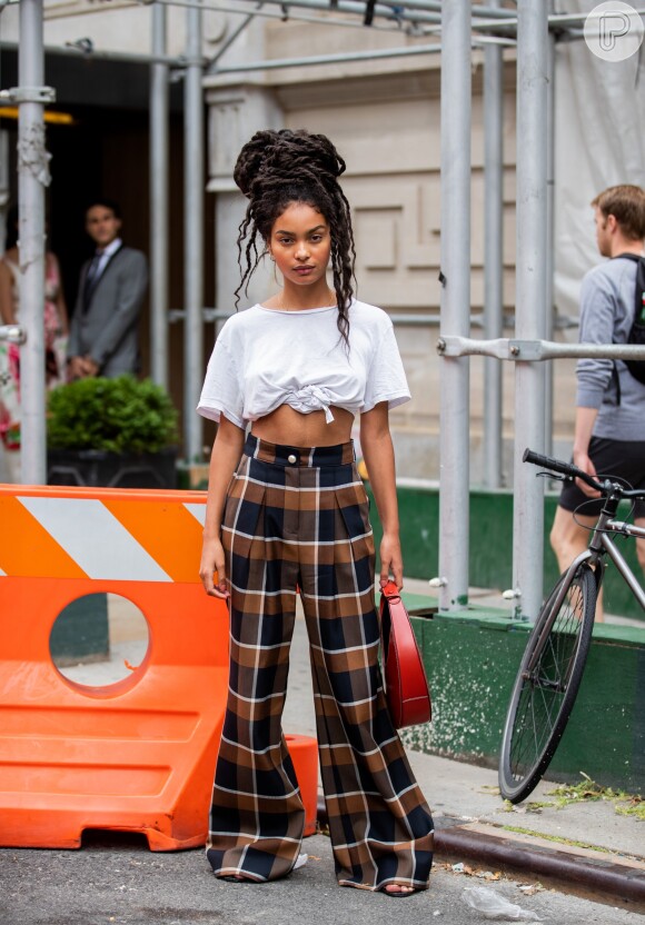 Minimalismo e fashion, a t-shirt branca apareceu com um nó combinando com calça pantalona xadrez no street style da NYFW