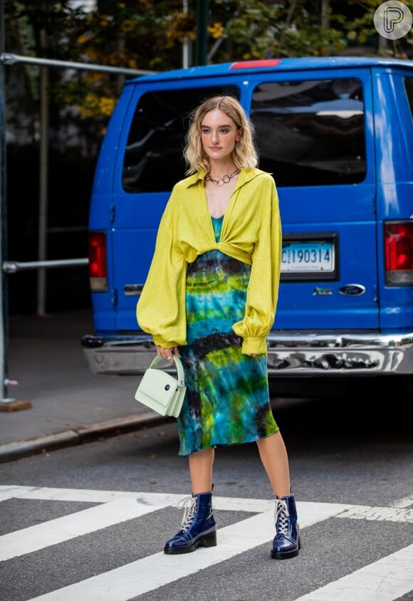A estampa tie dye também marcou presença nos looks das fashionistas na Semana de Moda de Nova York