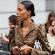 A blusa com mangas bufantes e com detalhe drapeado aparecem no street style da Semana de Moda de Nova York