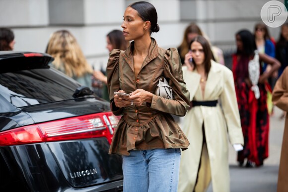 A blusa com mangas bufantes e com detalhe drapeado aparecem no street style da Semana de Moda de Nova York