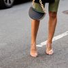 O sapato transparente, moda nos anos 2000, também foi visto nos arredores da Semana de Moda de Nova York
