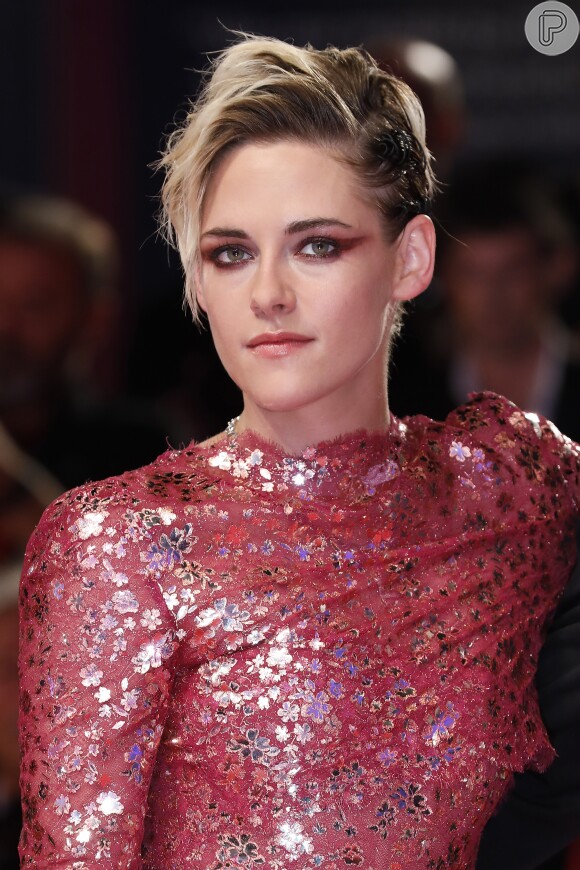 Kristen Stewart é uma das famosas que adora maquiagens com sombras coloridas para o tapete vermelho