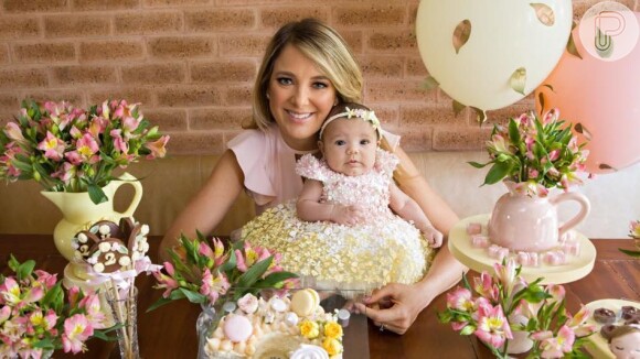Ticiane Pinheiro e a filha Manuella posam juntas em mesversário da bebê nesta quinta-feira, dia 12 de agosto de 2019