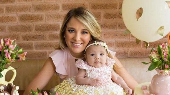 Tici Pinheiro escolhe look floral para a filha Manuella em festinha: '2 meses'