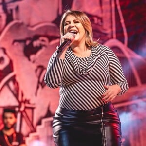 Look de Marília Mendonça deixou barriga de gravidez da cantora bem marcada