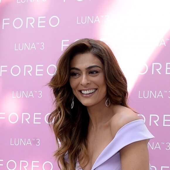 Sandálias de tiras, como as escolhidas por Juliana Paes, são item queridinho das fashionista nessa temporada