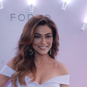 Juliana Paes escolheu um vestido lavanda com decote ombro a ombro