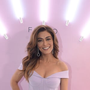 A atriz Juliana Paes elegeu um look bem feminino para lançamento da marca de beleza FOREO