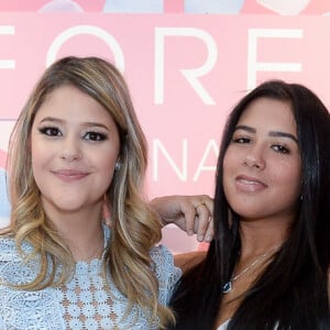 A youtuber Maria Cavalcanti e Cintia Cruz posaram juntas em evento de beleza