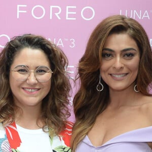 Juliana Paes posou com a cantora Maria Rita em evento da marca FOREO