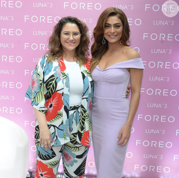 Juliana Paes posou com a cantora Maria Rita em evento da marca FOREO
