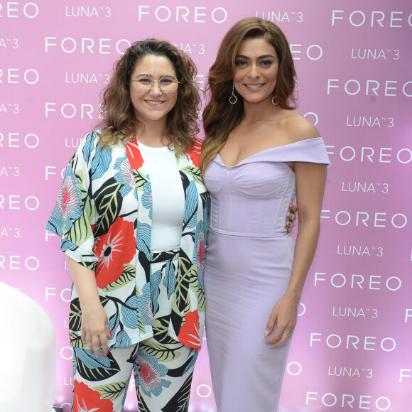 Juliana Paes posou com a cantora Maria Rita em evento da marca FOREO