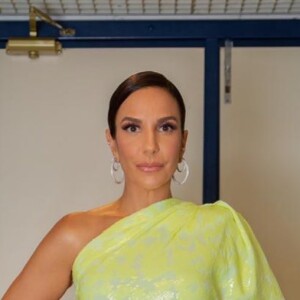 Look de Ivete Sangalo: macacão neon de um ombro só e manga bufante foi escolha da cantora para o 'The Voice Brasil'