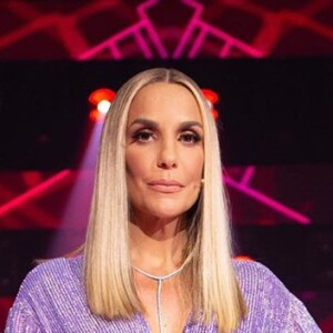 Look de Ivete Sangalo: cantora surpreendeu com cabelo loiro e vestido lilás com brilho da grife Retrofête para semifinal do 'The Voice'