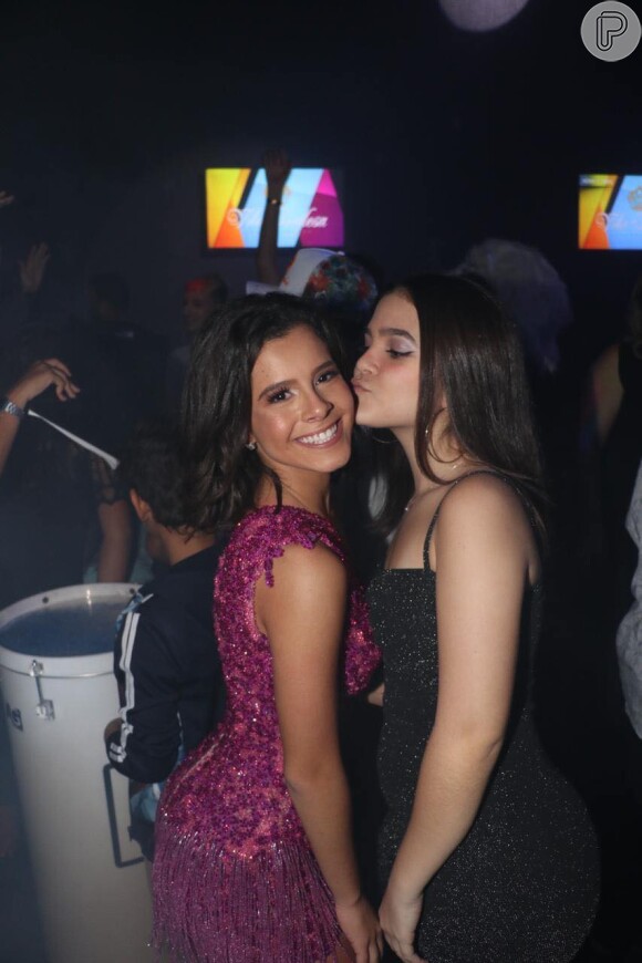 Mel Maia dá beijo na aniversariante, Gabriella Saraivah
