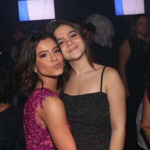 Mel Maia posa com a atriz Gabriella Saraivah no aniversário de 15 anos dela