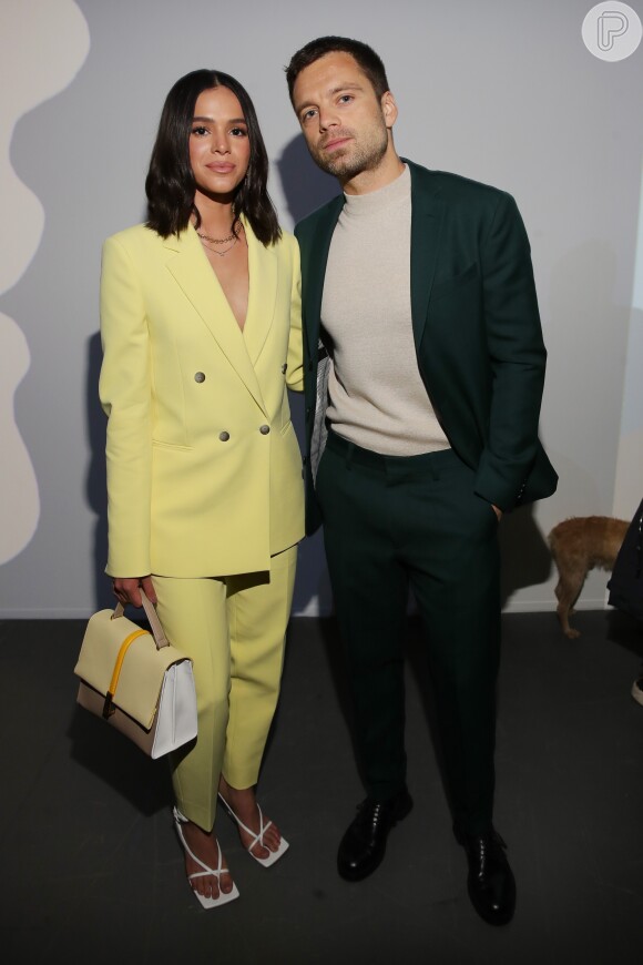 Bruna Marquezine posou com o ator Sebastian Stan durante a Semana de Moda de Milão