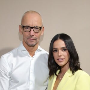 Bruna Marquezine posou com diretor da marca Boss durante o desfile da grife em Milão