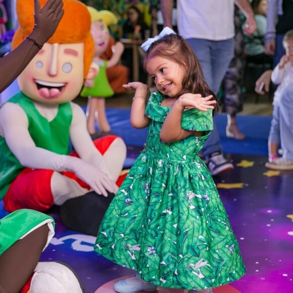 Filha de Juliana Alves usou vestido ombro a ombro em festa de aniversário