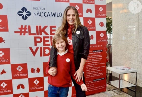 Acompanhada do filho, Adriane Galisteu visitou hospital em São Paulo nesta terça-feira, 24 de setembro de 2019