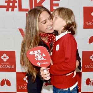 Adriane Galisteu ganhou beijo do filho ao visitar hospital em São Paulo